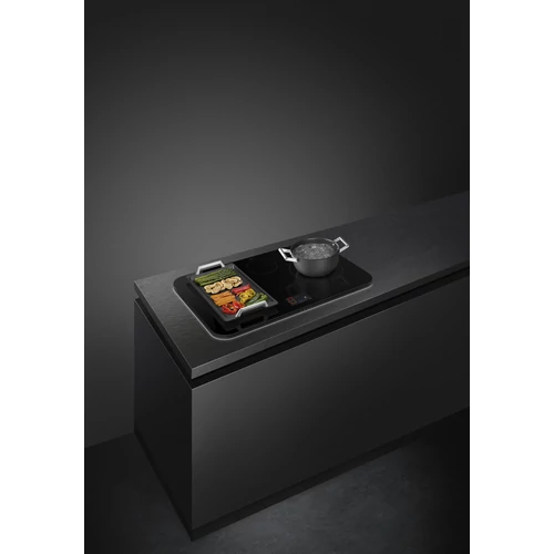 SMEG INDUKCIÓS FŐZŐLAP, Isola design, Alta Pro kollekció, 80 cm, 4 főzőzóna, 1 MultiZone, fekete üveg/matt fekete