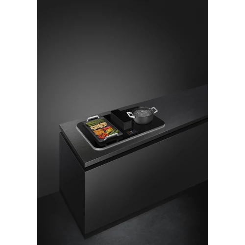 SMEG PÁRAELSZÍVÓVAL INTEGRÁLT INDUKCIÓS FŐZŐLAP, Isola design, Alta Pro kollekció, 83x52 cm, TFT, fekete üveg/inox