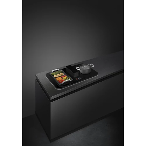 SMEG PÁRAELSZÍVÓVAL INTEGRÁLT INDUKCIÓS FŐZŐLAP, Isola design, Alta Pro kollekció, 83x52 cm, TFT,fekete üveg/matt fekete